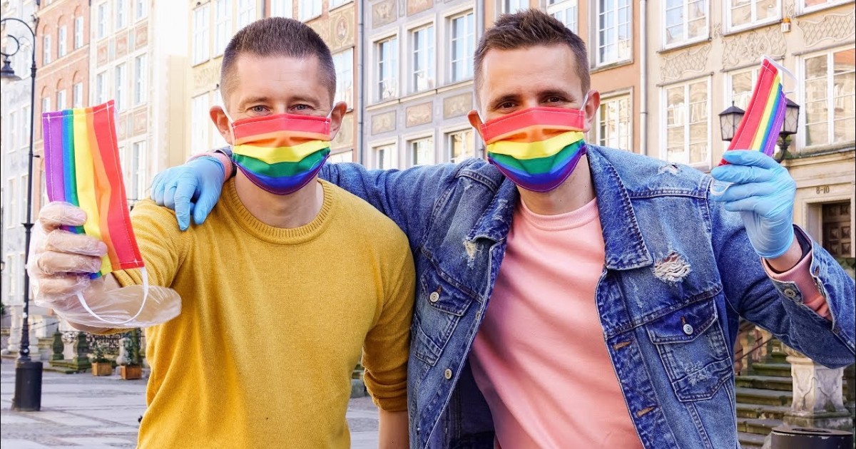 Eşcinsel Çift Gökkuşağı Yüz Maskeleri Dağıtıyor